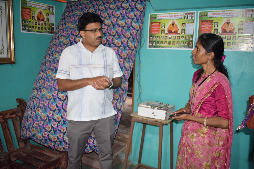 Hamid Dabholkar talks to community health worker Sonali Patil